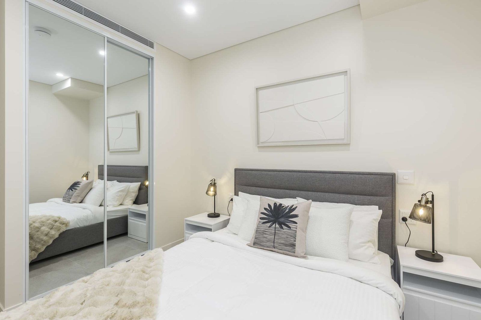 Photo 3 of 11: Bedroom with a double bed, bedside lamps and a mirrored wardrobe