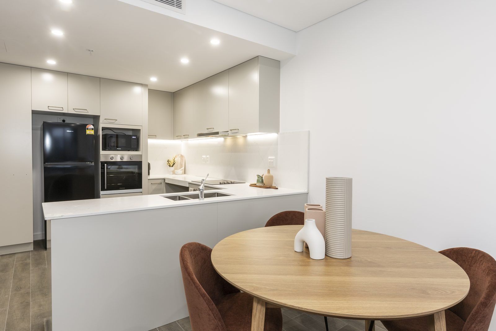 Photo 2 of 8: Kitchen and dining area with a height-adjustable bench, side-hinged oven and a round table