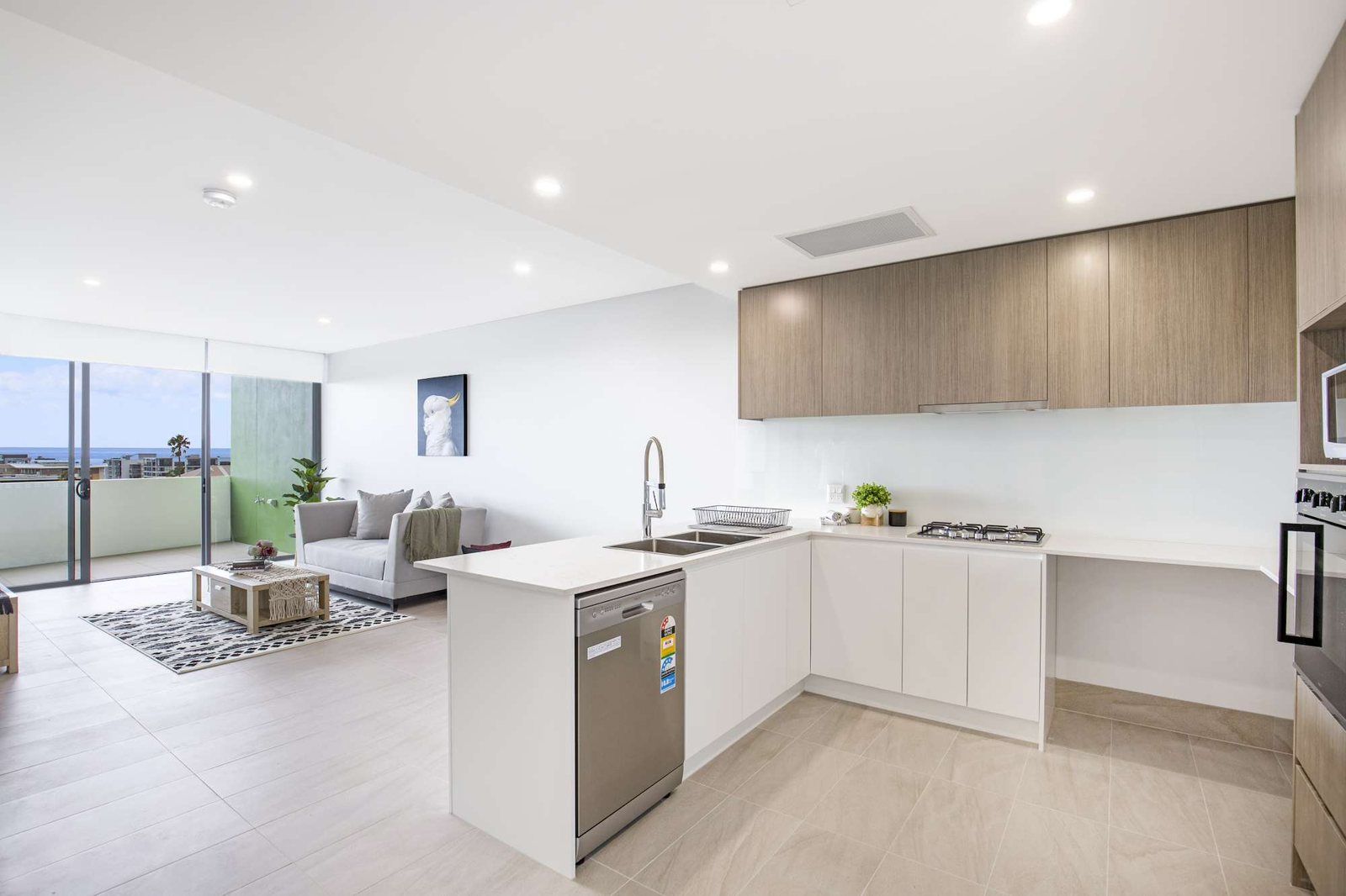 Photo 7 of 10: Open-plan kitchen and living area with wide circulation space